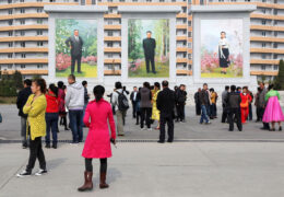 Sinuiju, Nordkorea, chinesische Touristengruppe in der Grenzstadt Sinuiju