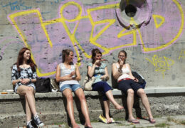 angelehnt an einen alten luftschutzbunker geniessen diese vier studentinnen am montag (28.06.2010) bei temperaturen um 30 grad celsius in berlin ihre pausen. nach angaben der meteorologen soll die quecksilbersaeule in den kommenden tagen noch kraeftig nach oben steigen.