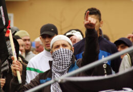 Militante Salafisten protestieren vor der Bonner König-Fahd-Akademie am 05.05.2012 gegen die rechtsextreme Splitterpartei „Bürgerbewegung Pro NRW“